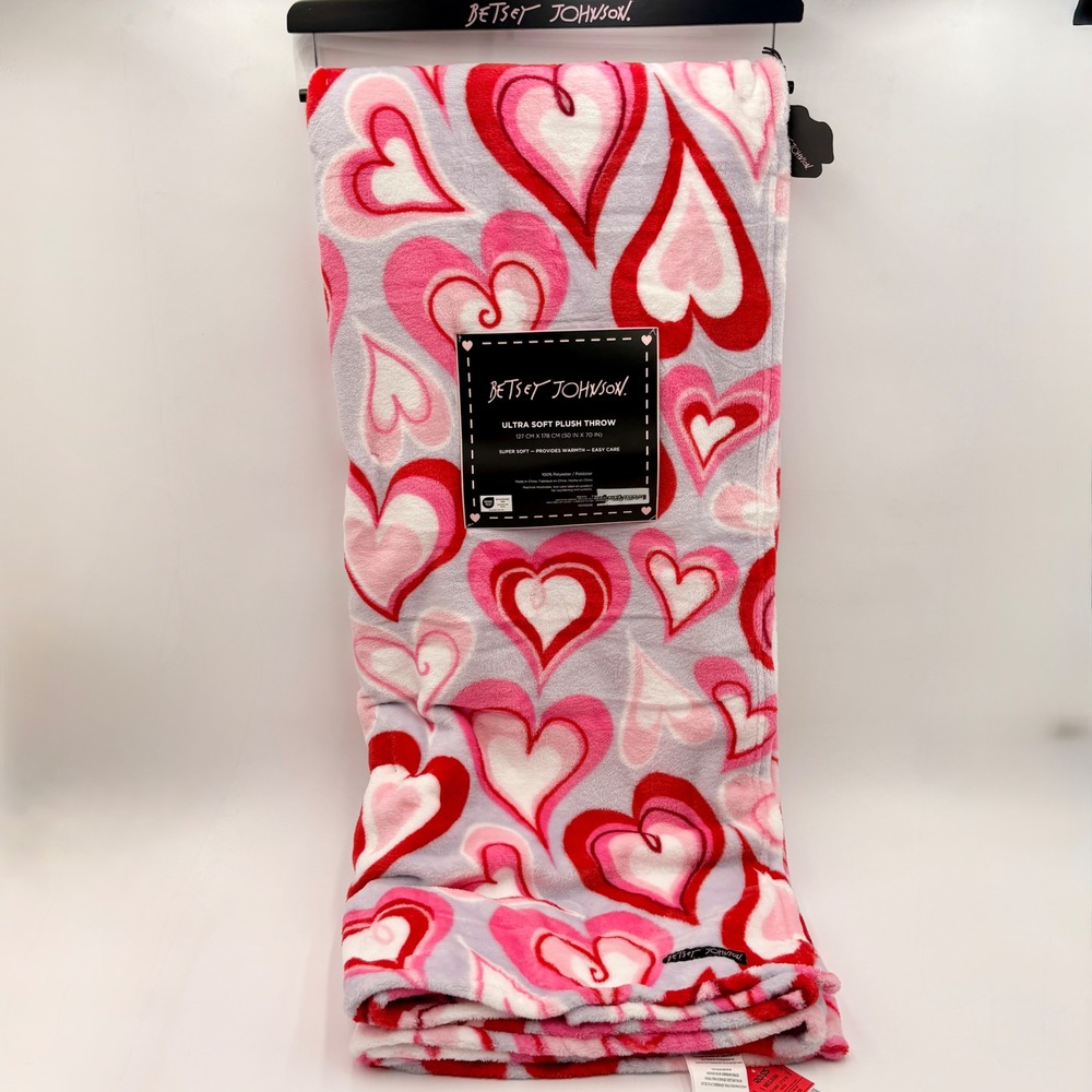 Betsey Johnson Ultra Soft Throw Blanket Groovy Hearts Red Pink Gray Valentine - Picture 1 of 5
